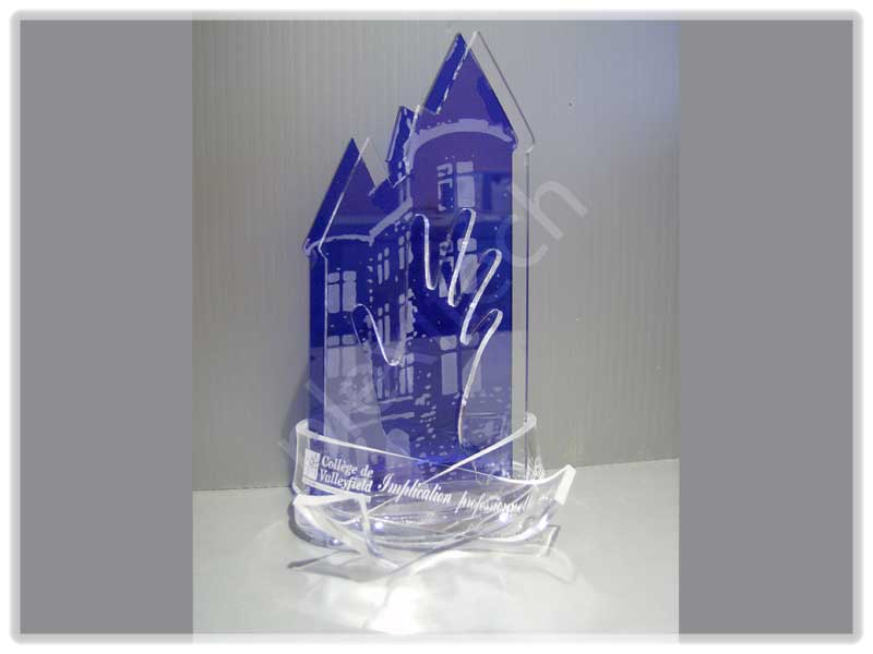 Trophée sur mesure Collège de Valleyfield Implication professionnelle en acrylique — Plexitech