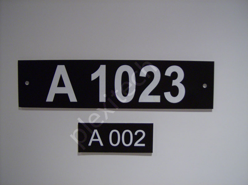 Plaques de numéro de local A 1023 et A 002 gravées au laser — Plexitech