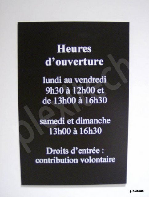 Affiche d'heures d'ouverture gravée au laser sur acrylique noir — Plexitech