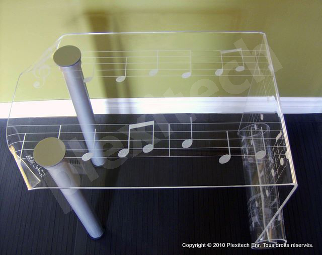 Table d'appoint en acrylique pliée et gravée d'une portée musicale — Plexitech