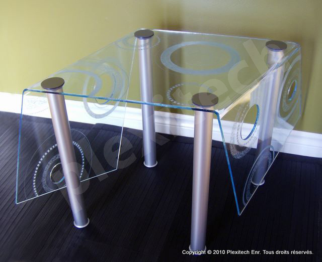 Table d'appoint en acrylique thermoformé avec ouvertures circulaires gravées — Plexitech