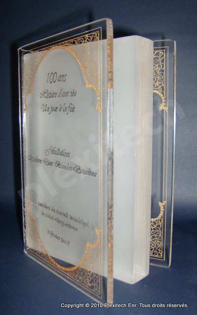 Trophée et plaque honorifique en forme de livre en acrylique gravé — Plexitech