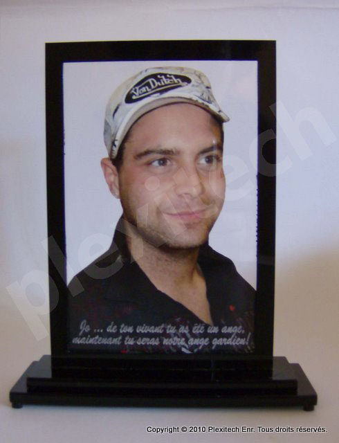 Plaque commémorative sur socle en acrylique noir avec photo et dédicace — Plexitech