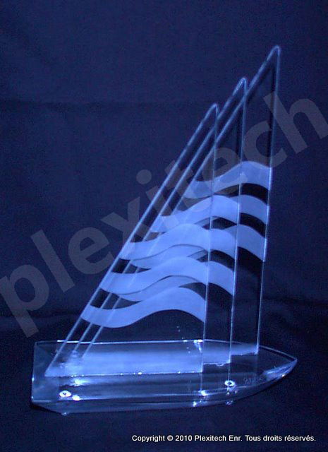Sculpture en acrylique Bateau gravé (11 x 9 x 4 po) par Édith Cantin