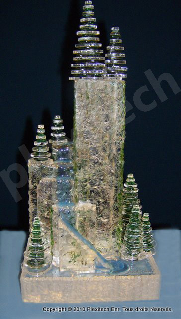 Sculpture en acrylique Cascade (19 x 9 x 7 po) par Édith Cantin